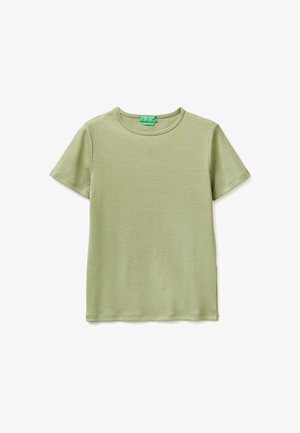 Prosty t-shirt z krótkim rękawem i okrągłym dekoltem w jasnym oliwkowym kolorze z małą zieloną metką marki wewnątrz kołnierzyka.