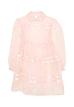 Robe bébé rose clair à manches longues avec un col Claudine et des rayures horizontales en ruban satin sur le corsage et la jupe.