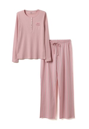 Langarm roze top met knopen en de tekst “Mon Trésor”, gecombineerd met roze broek met witte verticale strepen en een tailleband met trekkoord.