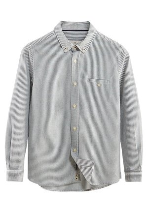 Gestreiftes Hemd mit Knöpfen und langen Ärmeln, mit einer Brusttasche und einem abgerundeten Saum. Das Material wirkt leicht und atmungsaktiv.