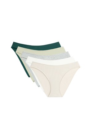 Päť rebrovaných bikini nohavičiek v zelenej, svetlo olivovej, šedej, bielej a béžovej farbe, naskladaných a prekrytých.