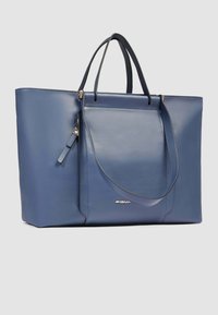 Blauwe leren shopper met een gestructureerde vorm, dubbele bovenhandvatten, een voorvak met ritssluiting en subtiele branding langs de onderrand.