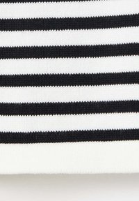 Gros plan sur un tissu tricoté rayé horizontalement noir et blanc avec des rayures également espacées et une texture côtelée.