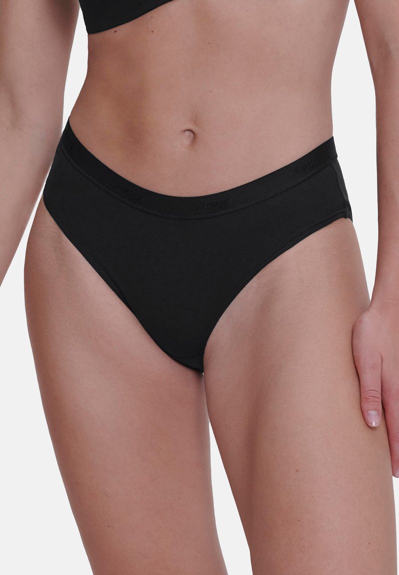 Zwarte katoenen bikini slip met een gladde textuur, laag uitgesneden ontwerp en een zachte elastische tailleband met subtiel weergegeven merkl logo.