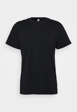 T-shirt en coton noir avec un col rond, des manches courtes et un logo embossé discret sur la poitrine. Texture lisse, coupe standard.