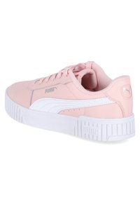 R�óżowe syntetyczne sneakersy z białym skórzanym paskiem, teksturowaną gumową podeszwą oraz subtelnymi detalami brandingowymi, z okrągłymi sznurowadłami i wyściełanym kołnierzem.