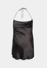 Vestido mini halter em cetim preto com uma textura lisa e brilhante, apresentando um corpete ajustado e uma saia fluida. Laço ajustável no pescoço.