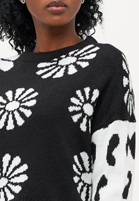 ONLY Petite ONLBETTY FLOWER MIX - Pullover - black/cloud dancer