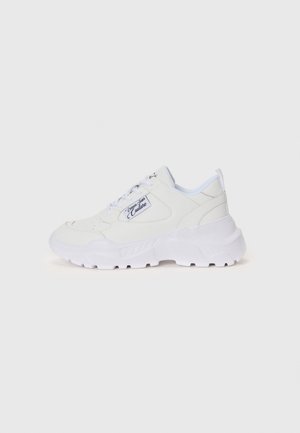 Hvite sneakers laget av teksturert syntetisk materiale med en tykk, robust såle. Funksjoner inkluderer lisser, en polstret krage og en logodetalj.