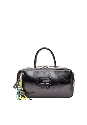 Borsa a mano rettangolare in pelle nera con manici, logo Gaudi impresso sul davanti e portachiavi colorato con charms attaccato al cursore della cerniera.