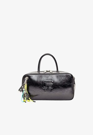 Borsa a mano rettangolare in pelle nera con manici, logo Gaudi impresso sul davanti e portachiavi colorato con charms attaccato al cursore della cerniera.