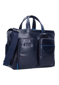 Borsa in pelle blu navy con accenti blu, due tasche frontali con zip, doppio manico e tracolla rimovibile. Texture liscia e forma rettangolare.