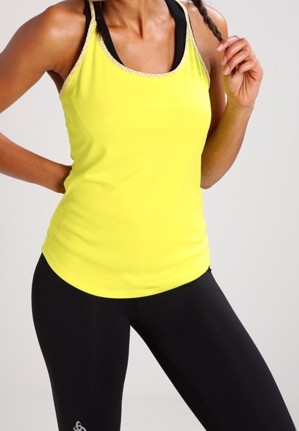 Gul atletisk linne i ventilerande material med rundad halsringning, racerback-design och kontrasterande fickor. Matchas med svarta leggings.