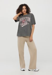 Terranova COLLEGE - T-shirt con stampa - nero