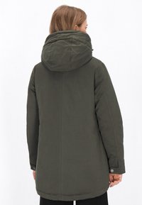 Tmavě zelená, středně dlouhá péřová bunda s kapucí, která má hladkou texturu, žádné viditelné vzory a boční knoflíkové detaily.