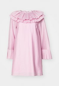 Ροζ φόρεμα φτιαγμένο από ελαφρύ ύφασμα, με ραμμένο γιακά, μακριά μανίκια με πτυχώσεις στους καρπούς και απλή γραμμή A.