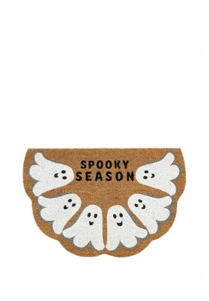 Braune Fußmatte mit sechs weißen Cartoon-Geistern und dem Text "SPOOKY SEASON" in schwarzen Großbuchstaben in der Mitte.