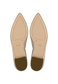 Chaussures à talons hauts en cuir beige avec un bout pointu, dotées d'une semelle en caoutchouc texturé et d'une finition lisse, taille 4,5.