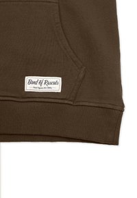 Brun sweatshirt med ribbstickade ärmar och nederkant. Har en framficka och en vit etikett med "Band of Rascals"-logotypen. Mjuk textur.
