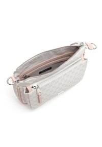 Grå mönstrad axelväska med rosa detaljer, två zip-fickor, silverfärgade detaljer och en texturerad yta. Kompakt design.