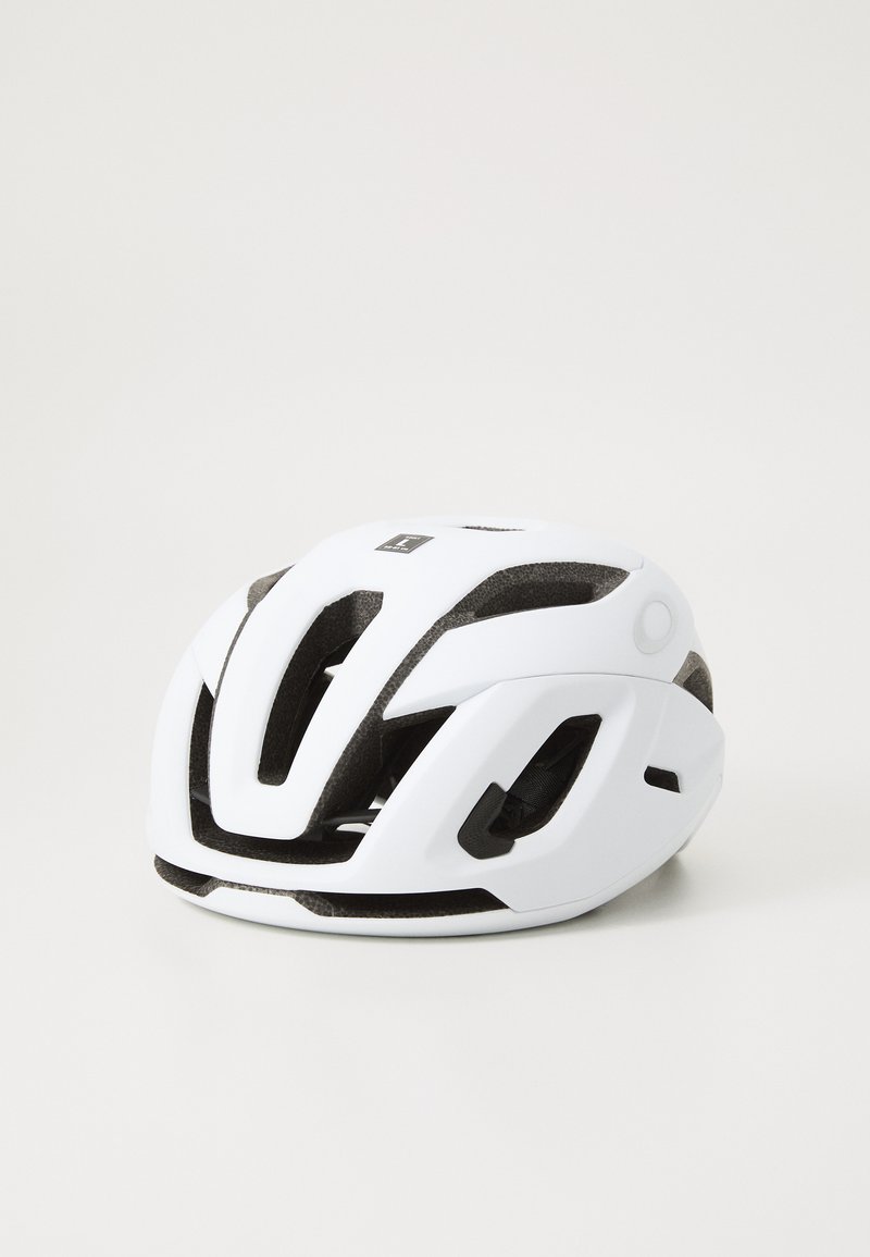 Capacete de bicicleta branco com interior preto, design aerodinâmico, múltiplos orifícios de ventilação e correias ajustáveis para um ajuste seguro.