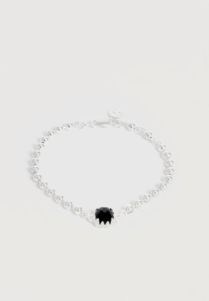Ασημένιο βραχιόλι με χάντρες με μαύρο πολύγωνο τετράγωνο πολύτιμο λίθο στο κέντρο και κούμπωμα με κλαρκ.