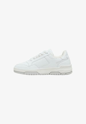 Weißer Sneaker mit einer oberen Hülle aus glattem Leder, abgerundeter Zehenpartie, sechs Schnürsenkellöchern und einer dicken Gummisohle mit horizontalen Rillen für besseren Halt.