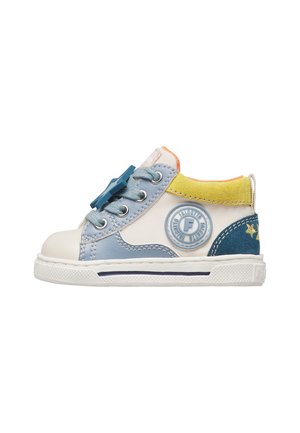 Sneaker alta per bambini bianca, blu, gialla e arancione con dettaglio a stella e patch rotondo con logo sul lato.