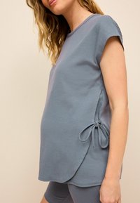 Next MATERNITY SIDE NURSING REGULAR FIT - Základné tričko - blue