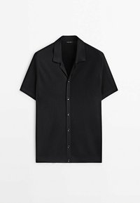 Chemise noire en maille à manches courtes avec col et fermeture à boutons sur le devant, présentée à plat sur fond blanc.