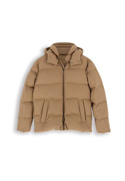 Veste d'hiver matelassée marron avec fermeture éclair devant, deux poches latérales et une capuche amovible avec boutons-pression.