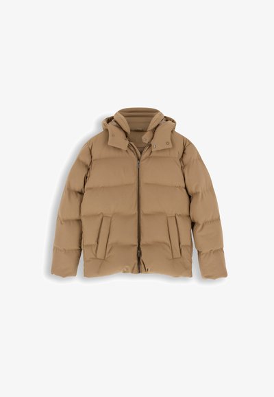 Veste d'hiver matelassée marron avec fermeture éclair devant, deux poches latérales et une capuche amovible avec boutons-pression.
