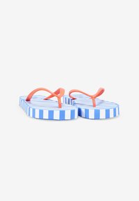 Chanclas a rayas azules y blancas con una tira de goma naranja en forma de Y y una suela plana con textura suave.