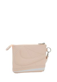 Pochette Nike con zip in morbido materiale rosa, caratterizzata da un logo prominente, dettagli cuciti e un attacco per chiavi. Texture liscia.