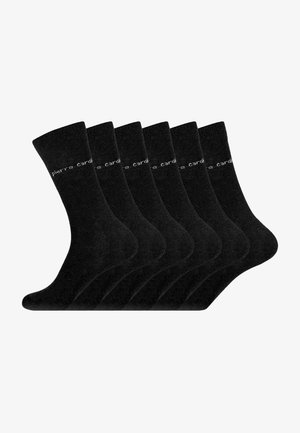 Chaussettes en coton noires, de longueur mi-mollet, avec une texture lisse et un logo "pierre cardin" subtil en blanc. Paquet de six.