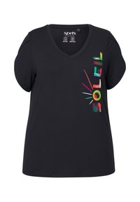 Zwart T-shirt met korte mouwen en V-hals, featuring kleurrijk "Soleil" tekstontwerp met verschillende patronen en accenten, gemaakt van sneldrogend, ademend materiaal.