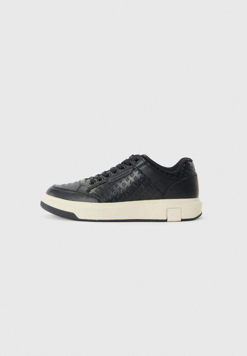 Adidași din piele neagră cu un design texturat, talpă din cauciuc crem, vârf rotund și închidere cu șireturi. Include accente cu logo pe laterale.