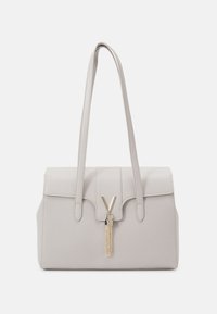 Grå texturerad handväska med två långa handtag, med en klaffstängning, en guldtonad V-formad lås och en dekorativ detalj i form av en tofs.