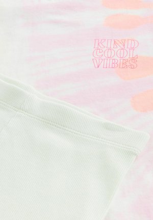 Helles grünes geripptes Material mit weicher Textur, vor einem rosa verlaufenden Hintergrund, auf dem der Text "KIND COOL VIBES" in fetter, verspielter Schriftart zu sehen ist.