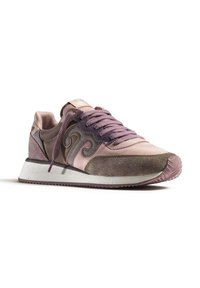 Sneakers rosa e malva con pannelli in suede e pelle, spirali decorative sui lati, lacci viola e una suola spessa bianca con fondo tassellato.