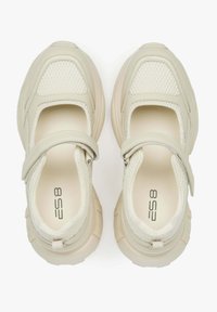 Lichtbeige sportschoenen met een gaasontwerp, ronde neus, verstelbare band en een gestructureerde rubberen zool, met het logo "ES8."