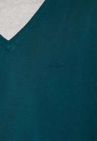 Turkusowy sweter z dzianiny z dekoltem w serek, charakteryzujący się gładką teksturą i subtelnym logo marki wyszytym w dolnym prawym rogu.