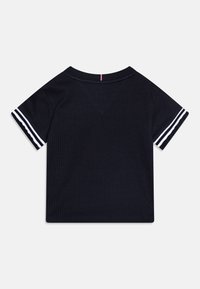 Tommy Hilfiger RUFFLE - Triko s potiskem - desert sky