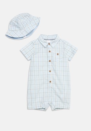 Lyseblå rutete babyheldrakt med brune knapper og matchende bøttehatt, korte ermer, krage og brystlomme.