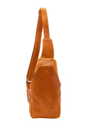 Sac à bandoulière en cuir orange avec une forme géométrique, une texture lisse, une longue sangle réglable et une poche zippée sur le côté.