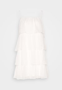 Vit lager-på-lager klänning i lätt tyg. Har tunna axelband, en volangdesign med tre lager och en flödande silhuett.