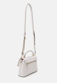 Bílá prošívaná kabelka s obdélníkovým tvarem, zlatým kováním, horním uchem a nastavitelným řetízkovým popruhem pro nošení přes tělo.