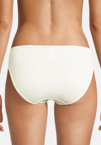 Weiße Baumwoll-Hipster-Unterhosen mit glatter Textur, ausgestattet mit einem einfachen elastischen Bund und minimalen Nahtdetails.