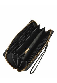 Portefeuille en cuir noir avec une fermeture éclair dorée, plusieurs emplacements pour cartes, un compartiment zippé et une dragonne. L'intérieur présente une texture lisse.
