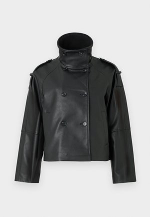 Crna kožna jakna s visokim ovratnikom, dvostrukim kopčanjem, velikim dugmadi i ramenskim epauletama. Glatka tekstura, skraćena dužina.